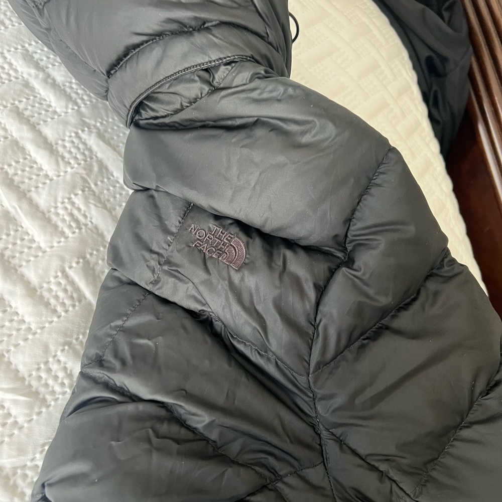 The North Face Women's Black Puffer Jacket - Picture 3 of 10